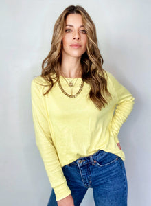 Saco Básico de mujer, con cuello redondo. hecho en 100% Algodón. Diseño recto. Cuello redondo. Manga larga. Abertura Lateral. Diamante de Flint estampado tono a tono en la espalda. Disponible en 4 espectaculares colores, hueso, amarillo, lila y verde militar.  Súper cómodo y vestidor. Producto 100% hechos en Colombia.