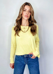 Saco Básico de mujer, con cuello redondo. hecho en 100% Algodón. Diseño recto. Cuello redondo. Manga larga. Abertura Lateral. Diamante de Flint estampado tono a tono en la espalda. Disponible en 4 espectaculares colores, hueso, amarillo, lila y verde militar.  Súper cómodo y vestidor. Producto 100% hechos en Colombia.