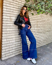 Cargar imagen en el visor de la galería, Jeans setenteros  de mujer Flint, bota campana. Tejido algodón. Modelo bota Campana. Tiro alto. Cuatro bolsillos. Cierre de cremallera y botón. Diseño azul oscuro y Bordado Happy y smiling face en uno de los bolsillos traseros. Producto 100% hecho en Colombia. Compra online
