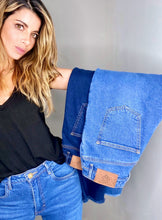 Cargar imagen en el visor de la galería, Jeans de mujer prendas básicas clásicas y atemporales , jeans básicos bota recta, jeans bota campana jeans culottes y jeans imitación cuero. Trendy, fashion a la moda compra online

