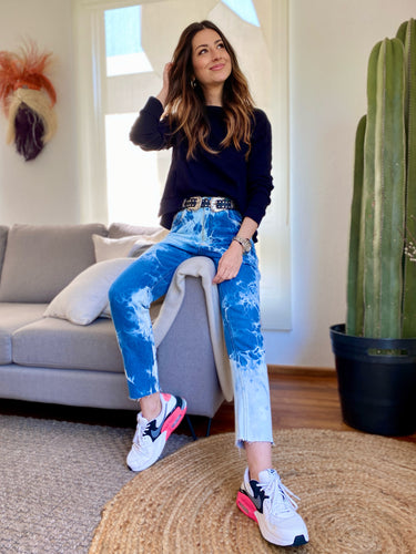 Jeans de mujer. Tejido algodón. Modelo Straight-fit, bota recta. Tiro alto. Cinco bolsillos. Cierre de cremallera y botón. Diseño Bleach Tie Dye.  Diseñados bajo las últimas tendencias de la moda. Trendy y súper cool.  Compra online