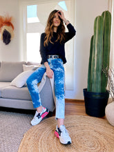 Cargar imagen en el visor de la galería, Jeans de mujer. Tejido algodón. Modelo Straight-fit, bota recta. Tiro alto. Cinco bolsillos. Cierre de cremallera y botón. Diseño Bleach Tie Dye.  Diseñados bajo las últimas tendencias de la moda. Trendy y súper cool.  Compra online
