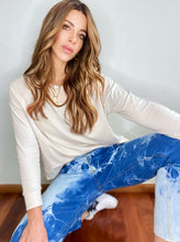 Cargar imagen en el visor de la galería, Jeans de mujer. Tejido algodón. Modelo Straight-fit, bota recta. Tiro alto. Cinco bolsillos. Cierre de cremallera y botón. Diseño Bleach Tie Dye.  Diseñados bajo las últimas tendencias de la moda. Trendy y súper cool.  Compra online
