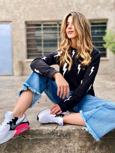 Jeans culottes de mujer. Tejido mezcla de algodón reciclado. Diseño culotte. Tiro medio. Cinco bolsillos. Detalle de parches en la pierna izquierda. Producto hecho en Colombia. Compra Online