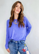 Cargar imagen en el visor de la galería, Jeans culottes de mujer. Tejido mezcla de algodón reciclado. Diseño culotte. Tiro medio. Cinco bolsillos. Detalle de parches en la pierna izquierda. Producto hecho en Colombia. Compra Online
