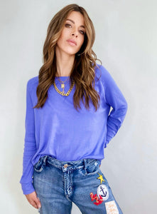 Jeans culottes de mujer. Tejido mezcla de algodón reciclado. Diseño culotte. Tiro medio. Cinco bolsillos. Detalle de parches en la pierna izquierda. Producto hecho en Colombia. Compra Online