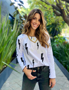 Saco de mujer. Tejido Algodón. Diseño estampado de rayos con bordado de puntadas hechas a mano en terminaciones de cuello y mangas. Diseño recto. Cuello redondo. Manga larga. Disponible en 2 colores, blanco y Negro.  Estas prendas son productos que han sido confeccionadas con fibras y/o procesos de producción sostenible, reduciendo así su impacto ambiental. Producto 100% hecho en Colombia. Compra Online