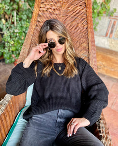 Saco de mujer. Tejido de punto. Tejido mezcla de lana. Diseño recto y oversize. Cuello redondo. Manga larga. Costura del hombro caída. Disponible en 3 Colores Negro, Crema y Lila. Producto 100% hecho en Colombia. Compra online.