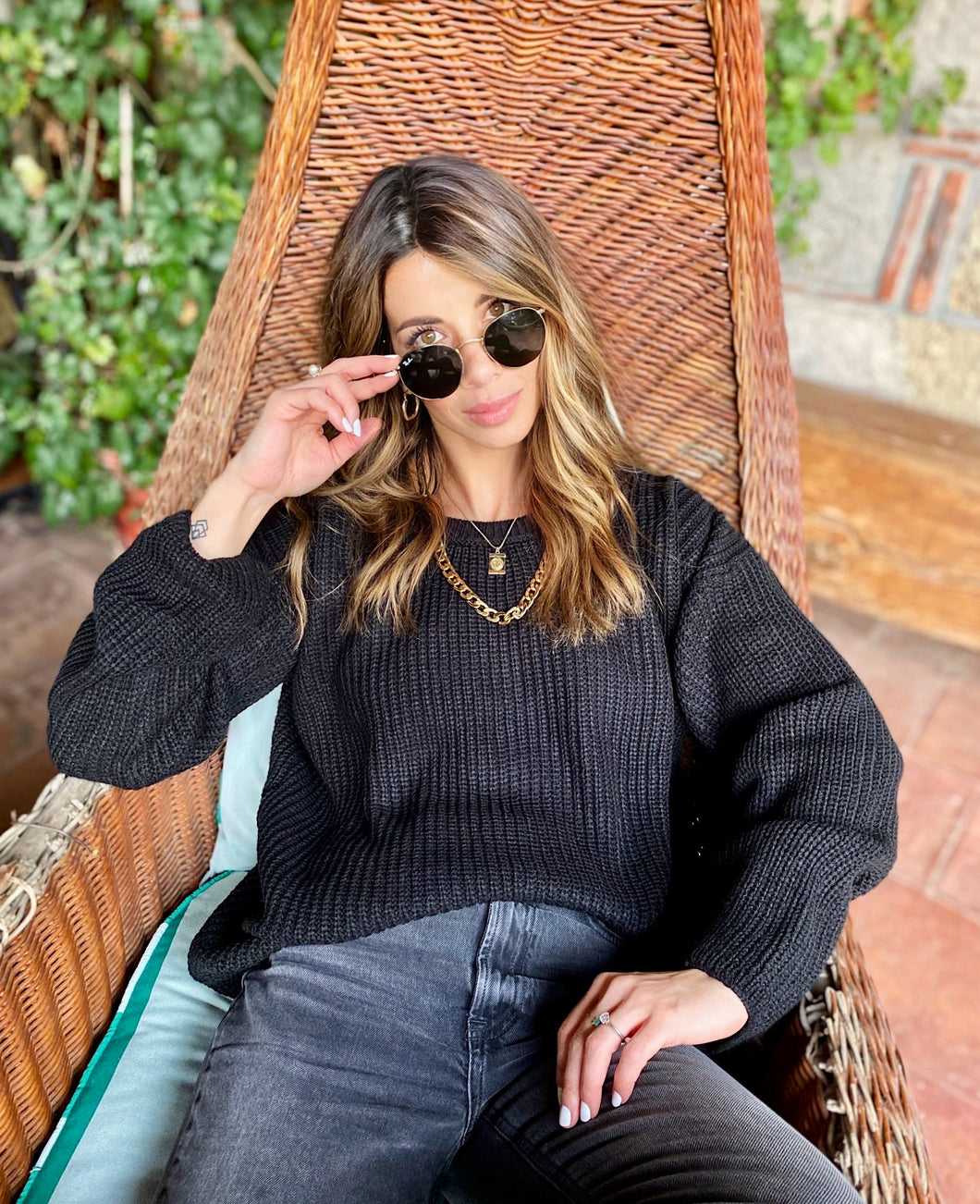 Saco de mujer. Tejido de punto. Tejido mezcla de lana. Diseño recto y oversize. Cuello redondo. Manga larga. Costura del hombro caída. Disponible en 3 Colores Negro, Crema y Lila. Producto 100% hecho en Colombia. Compra online.