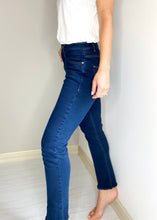 Cargar imagen en el visor de la galería, Jeans de mujer prendas básicas clásicas y atemporales , jeans básicos bota recta, jeans bota campana jeans culottes y jeans imitación cuero. Trendy, fashion a la moda compra online
