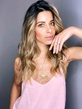 Cargar imagen en el visor de la galería, Tops Básicos o blusitas básicas de mujer. 2 modelos disponibles, escote en &quot;V&quot; y el cuello redondo. vestidores, elegantes, cómodos, fashion, trendy. hechos en seda crepe . producto hecho en Colombia compra online
