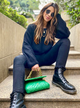 Cargar imagen en el visor de la galería, Saco de mujer. Tejido de punto. Tejido mezcla de lana. Diseño recto y oversize. Cuello redondo. Manga larga. Costura del hombro caída. Disponible en 3 Colores Negro, Crema y Lila. Producto 100% hecho en Colombia. Compra online.
