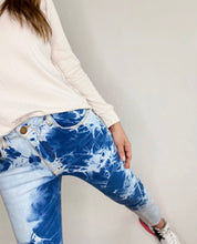 Cargar imagen en el visor de la galería, Jeans de mujer. Tejido algodón. Modelo Straight-fit, bota recta. Tiro alto. Cinco bolsillos. Cierre de cremallera y botón. Diseño Bleach Tie Dye.  Diseñados bajo las últimas tendencias de la moda. Trendy y súper cool.  Compra online
