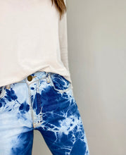 Cargar imagen en el visor de la galería, Jeans de mujer. Tejido algodón. Modelo Straight-fit, bota recta. Tiro alto. Cinco bolsillos. Cierre de cremallera y botón. Diseño Bleach Tie Dye.  Diseñados bajo las últimas tendencias de la moda. Trendy y súper cool.  Compra online
