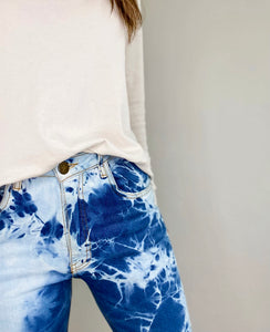 Jeans de mujer. Tejido algodón. Modelo Straight-fit, bota recta. Tiro alto. Cinco bolsillos. Cierre de cremallera y botón. Diseño Bleach Tie Dye.  Diseñados bajo las últimas tendencias de la moda. Trendy y súper cool.  Compra online