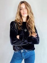 Cargar imagen en el visor de la galería, saco de fino terciopelo en color negro para mujer. disponible en todas las tallas. talla s, talla m y talla l. ropa hecha en colombia
