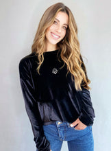 Cargar imagen en el visor de la galería, saco de fino terciopelo en color negro para mujer. disponible en todas las tallas. talla s, talla m y talla l. ropa hecha en colombia
