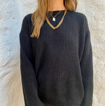 Cargar imagen en el visor de la galería, Saco de mujer. Tejido de punto. Tejido mezcla de lana. Diseño recto y oversize. Cuello redondo. Manga larga. Costura del hombro caída. Disponible en 3 Colores Negro, Crema y Lila. Producto 100% hecho en Colombia. Compra online.
