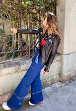 Cargar imagen en el visor de la galería, Jeans setenteros  de mujer Flint, bota campana. Tejido algodón. Modelo bota Campana. Tiro alto. Cuatro bolsillos. Cierre de cremallera y botón. Diseño azul oscuro y Bordado Happy y smiling face en uno de los bolsillos traseros. Producto 100% hecho en Colombia. Compra online
