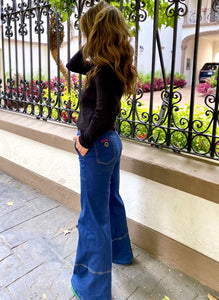 Jeans setenteros  de mujer Flint, bota campana. Tejido algodón. Modelo bota Campana. Tiro alto. Cuatro bolsillos. Cierre de cremallera y botón. Diseño azul oscuro y Bordado Happy y smiling face en uno de los bolsillos traseros. Producto 100% hecho en Colombia. Compra online