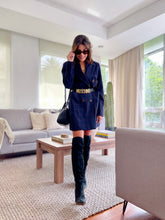 Cargar imagen en el visor de la galería, Abrigos de mujer Flint estilo Glam Rock básicos clásicos, elegantes, formales, chic, fashion prendas de lujo, marca colombiana. Principe de Gales, long blazer, clásico, corte inglés forros seda, paño lana italiana, Producto hecho en Colombia. Compra Online
