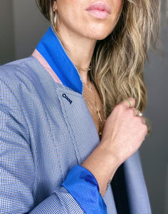 Blazers de mujer Flint estilo Glam Rock básicos clásicos, formales, chic, fashion prendas de lujo, marca colombiana. Oversize, Blazer Smoking, forros seda, frases bordadas horma suelta, dril, Producto hecho en Colombia. Compra Online