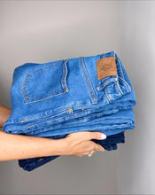 Cargar imagen en el visor de la galería, Jeans de mujer prendas básicas clásicas y atemporales , jeans básicos bota recta, jeans bota campana jeans culottes y jeans imitación cuero. Trendy, fashion a la moda compra online
