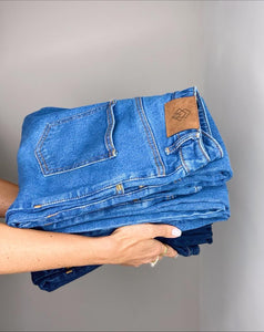 Jeans de mujer prendas básicas clásicas y atemporales , jeans básicos bota recta, jeans bota campana jeans culottes y jeans imitación cuero. Trendy, fashion a la moda compra online