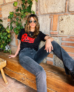 Camisetas básicas de mujer Glam Rock,rock and roll Disponible en tallas S, M y L.  Colores, blanca, negra y lila. Diamante de Flint bordado. Horma suelta. Fabricada en Algodón Peruano. Producto hecho en Colombia. Compra Online . Camisetas estampadas de mujer con grupos icónicos de rock como los rolling stones, los ramones y David Bowie