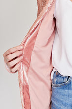 Cargar imagen en el visor de la galería, Chaqueta de Lentejuelas de mujer. Tejido de lentejuelas. Diseño largo y recto. Cuello redondo. Manga larga. Dos bolsillos laterales forrados en terciopelo. Forro interior en viscosa tono a tono. Detalles de terciopelo en la terminación de pretina, puños, cuello y frente. Colores Oro Rosa, Plateado y Negro. Producto 100% hecho en Colombia. Compra Online

