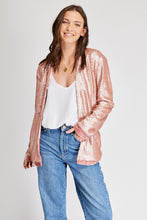 Cargar imagen en el visor de la galería, Chaqueta de Lentejuelas de mujer. Tejido de lentejuelas. Diseño largo y recto. Cuello redondo. Manga larga. Dos bolsillos laterales forrados en terciopelo. Forro interior en viscosa tono a tono. Detalles de terciopelo en la terminación de pretina, puños, cuello y frente. Colores Oro Rosa, Plateado y Negro. Producto 100% hecho en Colombia. Compra Online
