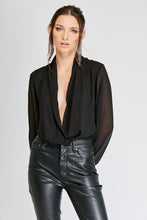 Cargar imagen en el visor de la galería, Body de mujer con escote profundo. Bodysuit. fashion, trendy, cómodo, cool, elegante y vestidor, tela chifón, seda chifón, color Negro, hecho en Colombia Compra online
