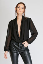 Cargar imagen en el visor de la galería, Body de mujer con escote profundo. Bodysuit. fashion, trendy, cómodo, cool, elegante y vestidor, tela chifón, seda chifón, color Negro, hecho en Colombia Compra online
