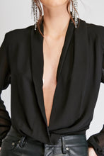 Cargar imagen en el visor de la galería, Body de mujer con escote profundo. Bodysuit. fashion, trendy, cómodo, cool, elegante y vestidor, tela chifón, seda chifón, color Negro, hecho en Colombia Compra online
