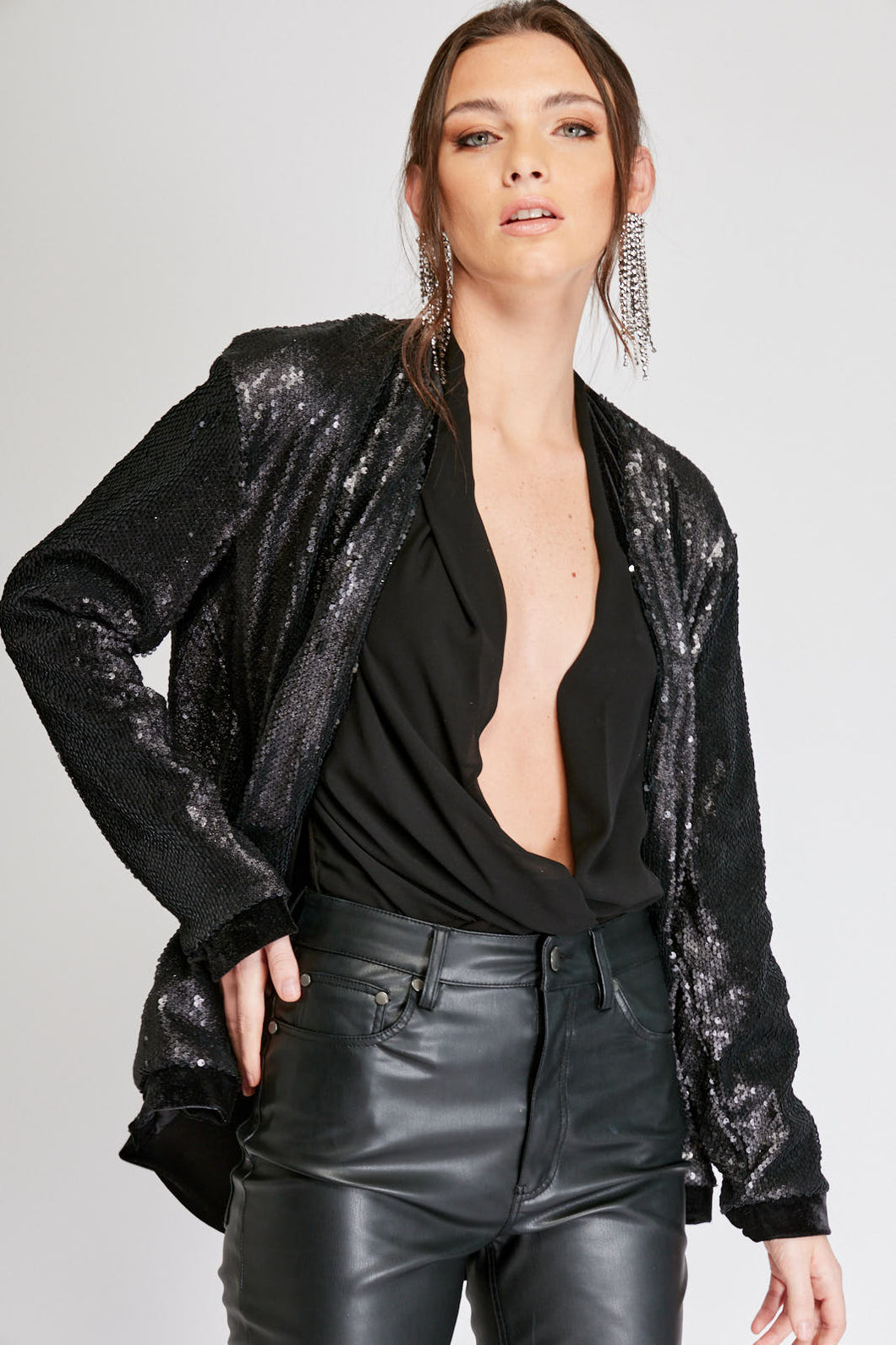 Chaqueta de Lentejuelas de mujer. Tejido de lentejuelas. Diseño largo y recto. Cuello redondo. Manga larga. Dos bolsillos laterales forrados en terciopelo. Forro interior en viscosa tono a tono. Detalles de terciopelo en la terminación de pretina, puños, cuello y frente. Colores Oro Rosa, Plateado y Negro. Producto 100% hecho en Colombia. Compra Online