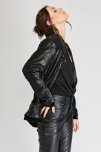 Cargar imagen en el visor de la galería, Chaqueta de Lentejuelas de mujer. Tejido de lentejuelas. Diseño largo y recto. Cuello redondo. Manga larga. Dos bolsillos laterales forrados en terciopelo. Forro interior en viscosa tono a tono. Detalles de terciopelo en la terminación de pretina, puños, cuello y frente. Colores Oro Rosa, Plateado y Negro. Producto 100% hecho en Colombia. Compra Online
