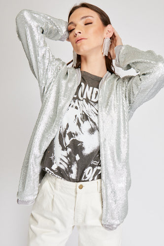 Chaqueta de Lentejuelas de mujer. Tejido de lentejuelas. Diseño largo y recto. Cuello redondo. Manga larga. Dos bolsillos laterales forrados en terciopelo. Forro interior en viscosa tono a tono. Detalles de terciopelo en la terminación de pretina, puños, cuello y frente. Colores Oro Rosa, Plateado y Negro. Producto 100% hecho en Colombia. Compra Online