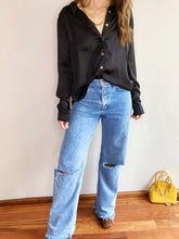 Cargar imagen en el visor de la galería, Camisa fluída en Satín de mujer. fashion, trendy, cómoda, cool, elegante y vestidora. Hecha en tela Satín. Hecho en Colombia, Compra online
