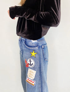 Jeans culottes de mujer. Tejido mezcla de algodón reciclado. Diseño culotte. Tiro medio. Cinco bolsillos. Detalle de parches en la pierna izquierda. Producto hecho en Colombia. Compra Online
