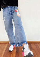 Cargar imagen en el visor de la galería, Jeans culottes de mujer. Tejido mezcla de algodón reciclado. Diseño culotte. Tiro medio. Cinco bolsillos. Detalle de parches en la pierna izquierda. Producto hecho en Colombia. Compra Online
