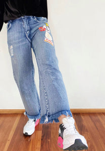 Jeans culottes de mujer. Tejido mezcla de algodón reciclado. Diseño culotte. Tiro medio. Cinco bolsillos. Detalle de parches en la pierna izquierda. Producto hecho en Colombia. Compra Online