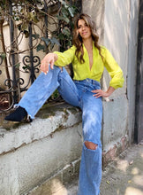 Cargar imagen en el visor de la galería, Body de mujer con escote profundo. Bodysuit. fashion, trendy, cómodo, cool, elegante y vestidor, tela chifón, seda chifón, color negro y verde neón, hecho en Colombia Compra online
