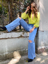 Cargar imagen en el visor de la galería, Body de mujer con escote profundo. Bodysuit. fashion, trendy, cómodo, cool, elegante y vestidor, tela chifón, seda chifón, color negro y verde neón, hecho en Colombia Compra online
