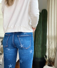 Cargar imagen en el visor de la galería, Jeans de mujer. Tejido algodón. Modelo Straight-fit, bota recta. Tiro alto. Cinco bolsillos. Cierre de cremallera y botón. Diseño Bleach Tie Dye.  Diseñados bajo las últimas tendencias de la moda. Trendy y súper cool.  Compra online
