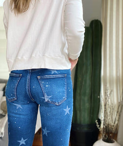 Jeans de mujer. Tejido algodón. Modelo Straight-fit, bota recta. Tiro alto. Cinco bolsillos. Cierre de cremallera y botón. Diseño Bleach Tie Dye.  Diseñados bajo las últimas tendencias de la moda. Trendy y súper cool.  Compra online