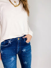 Cargar imagen en el visor de la galería, Jeans de mujer. Tejido algodón. Modelo Straight-fit, bota recta. Tiro alto. Cinco bolsillos. Cierre de cremallera y botón. Diseño Bleach Tie Dye.  Diseñados bajo las últimas tendencias de la moda. Trendy y súper cool.  Compra online
