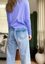 Cargar imagen en el visor de la galería, Jeans culottes de mujer. Tejido mezcla de algodón reciclado. Diseño culotte. Tiro medio. Cinco bolsillos. Detalle de parches en la pierna izquierda. Producto hecho en Colombia. Compra Online
