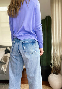 Jeans culottes de mujer. Tejido mezcla de algodón reciclado. Diseño culotte. Tiro medio. Cinco bolsillos. Detalle de parches en la pierna izquierda. Producto hecho en Colombia. Compra Online