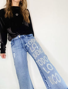 Jeans culottes de mujer. Tejido mezcla de algodón reciclado. Diseño culotte. Tiro medio. Cinco bolsillos. Detalle  Detalle de frase estampada en la pierna izquierda "TODO LO RICO TODO LO BUENO". Chispas de pintura.  en la pierna izquierda. Producto hecho en Colombia. Compra Online