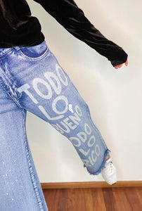 Jeans culottes de mujer. Tejido mezcla de algodón reciclado. Diseño culotte. Tiro medio. Cinco bolsillos. Detalle  Detalle de frase estampada en la pierna izquierda "TODO LO RICO TODO LO BUENO". Chispas de pintura.  en la pierna izquierda. Producto hecho en Colombia. Compra Online
